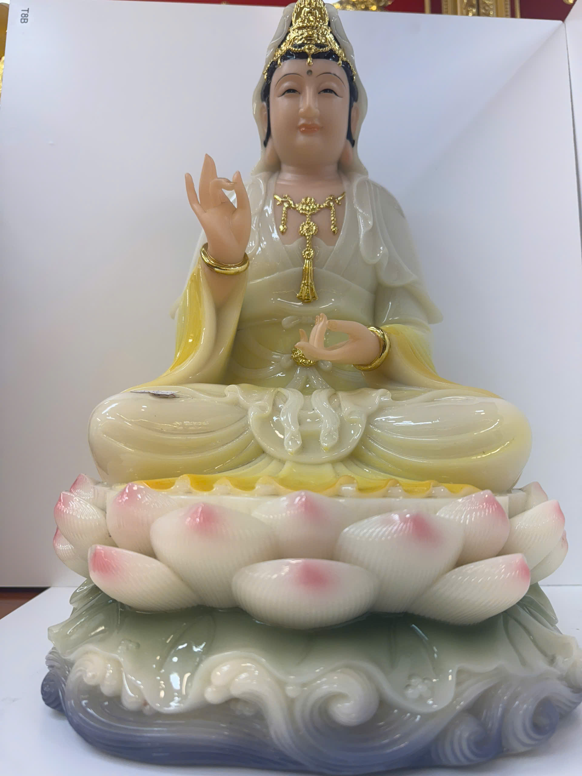 Tượng Quan Âm Bồ Tát Áo Trắng Vàng Ngồi Đài Sen Sóng Nước Bột Đá 4 tấc (40cm) - Ảnh 2