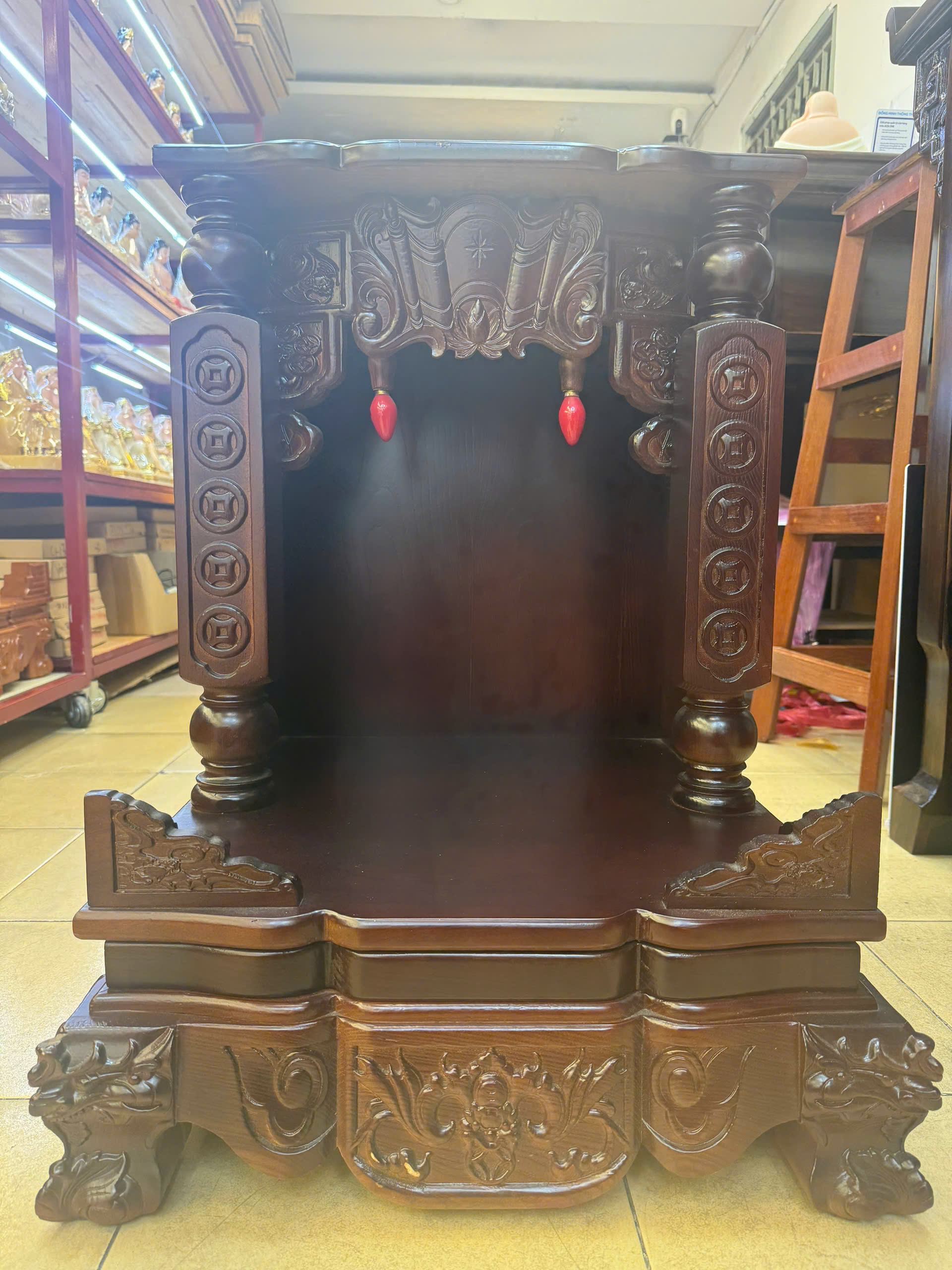 Trang Thần Tài Gỗ Muồng Cột Đồng Tiền Chân Quỳ Có Đèn