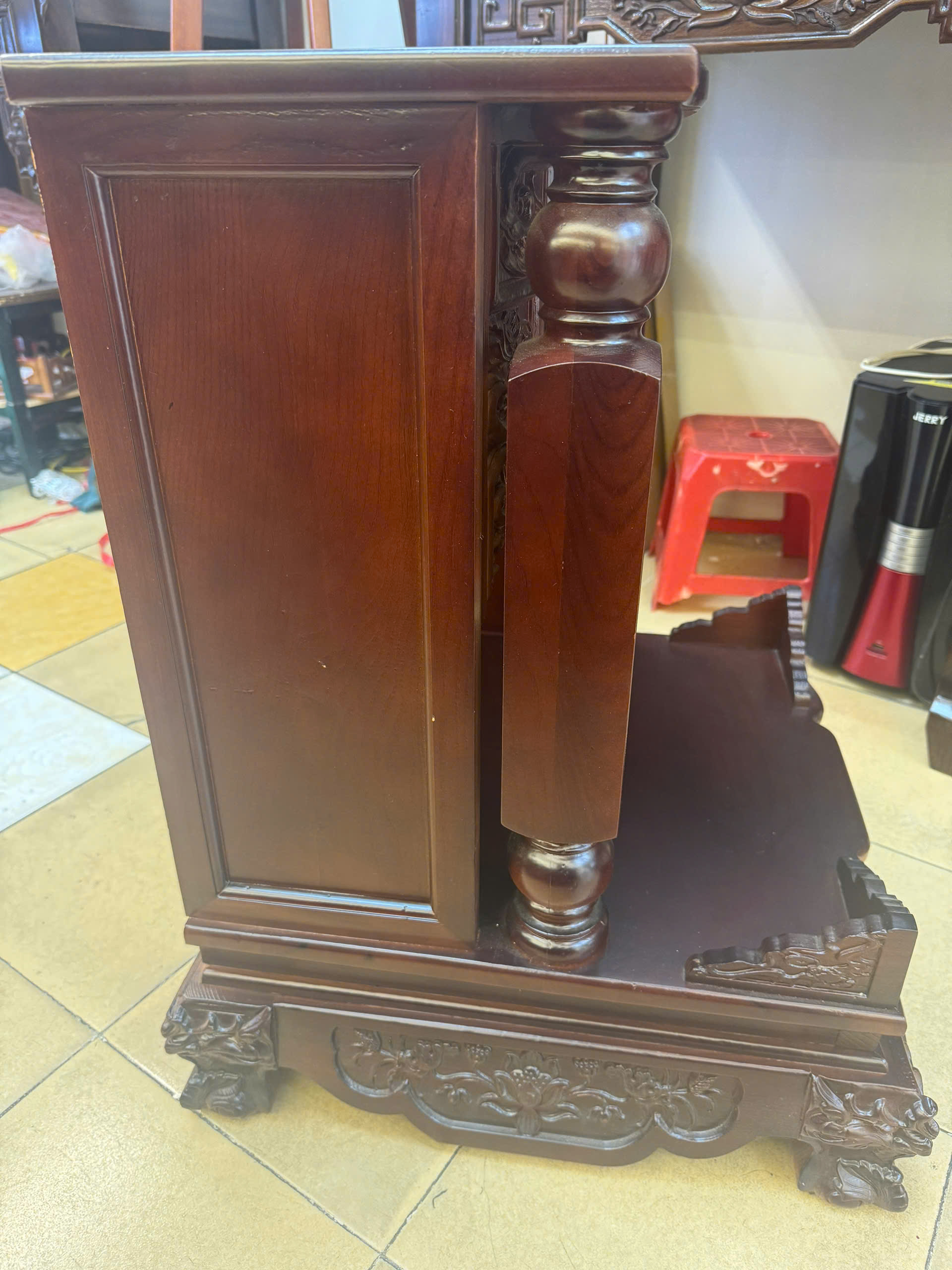 Trang Thần Tài Gỗ Muồng Cột Đồng Tiền Chân Quỳ Có Đèn - Ảnh 5