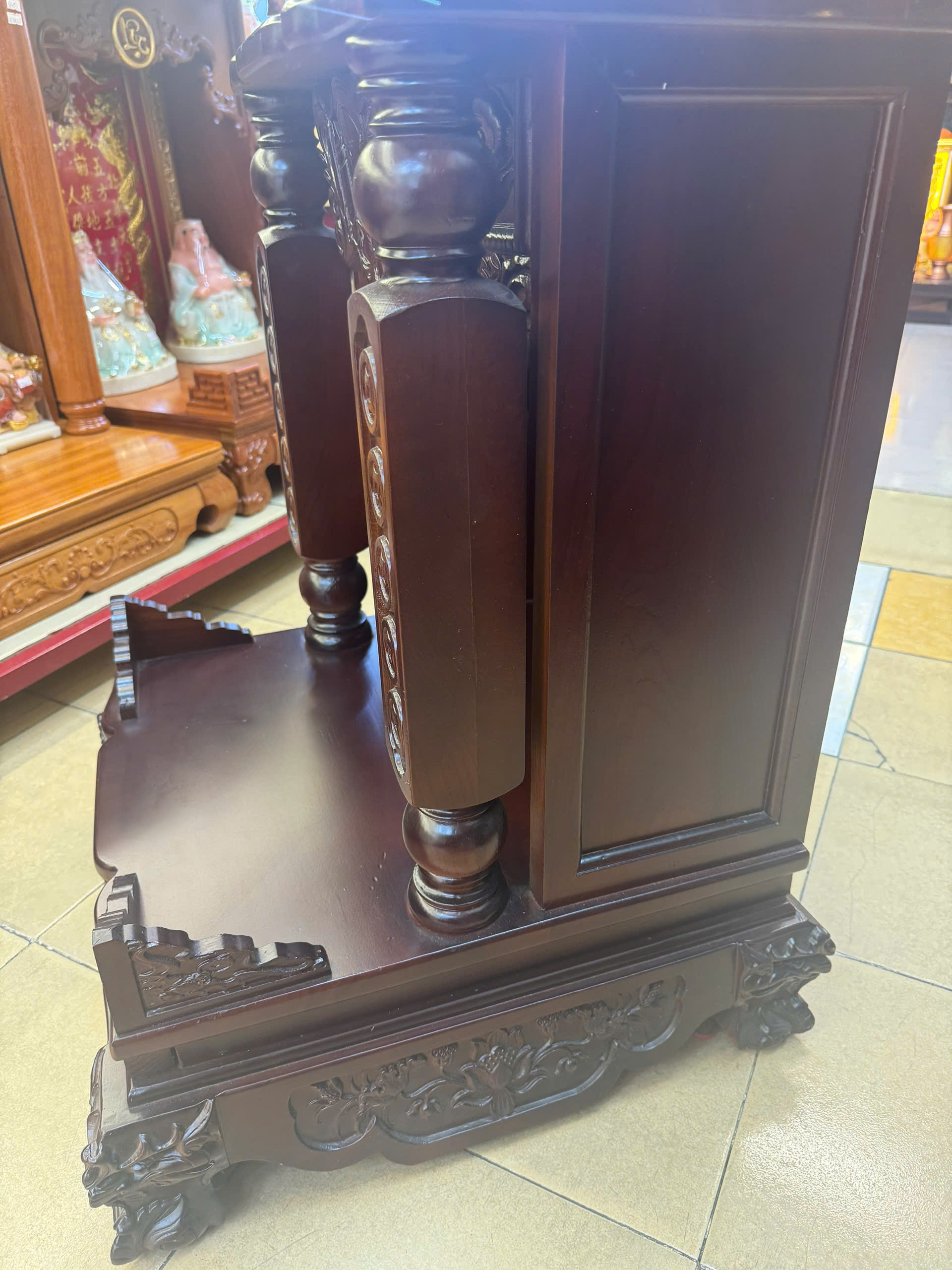 Trang Thần Tài Gỗ Muồng Cột Đồng Tiền Chân Quỳ Có Đèn - Ảnh 6
