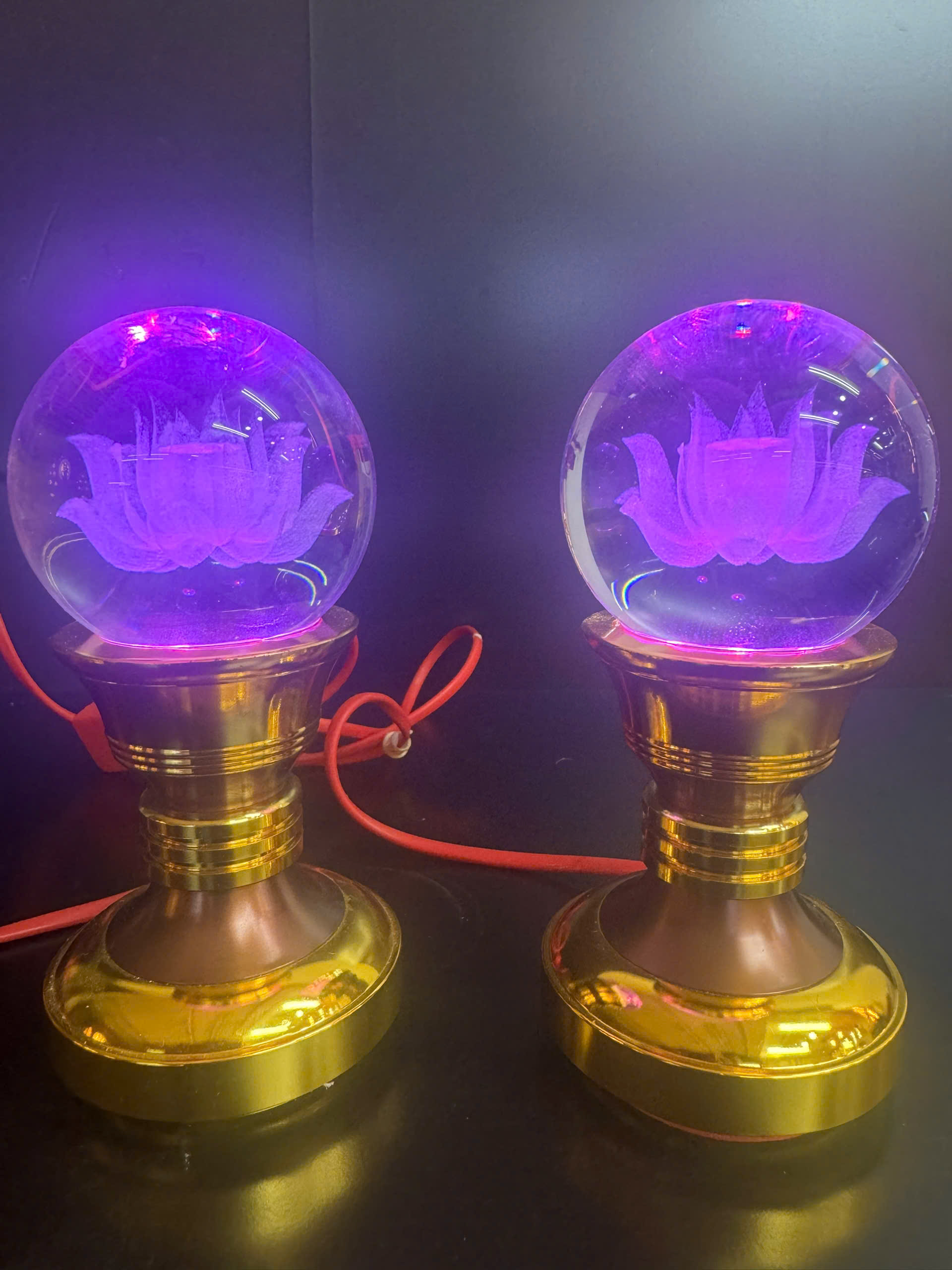 Cặp Đèn Thờ Quả Cầu Pha Lê Khắc Hoa Sen 3D Chân Mạ Vàng – Cao 18 cm - Ảnh 2