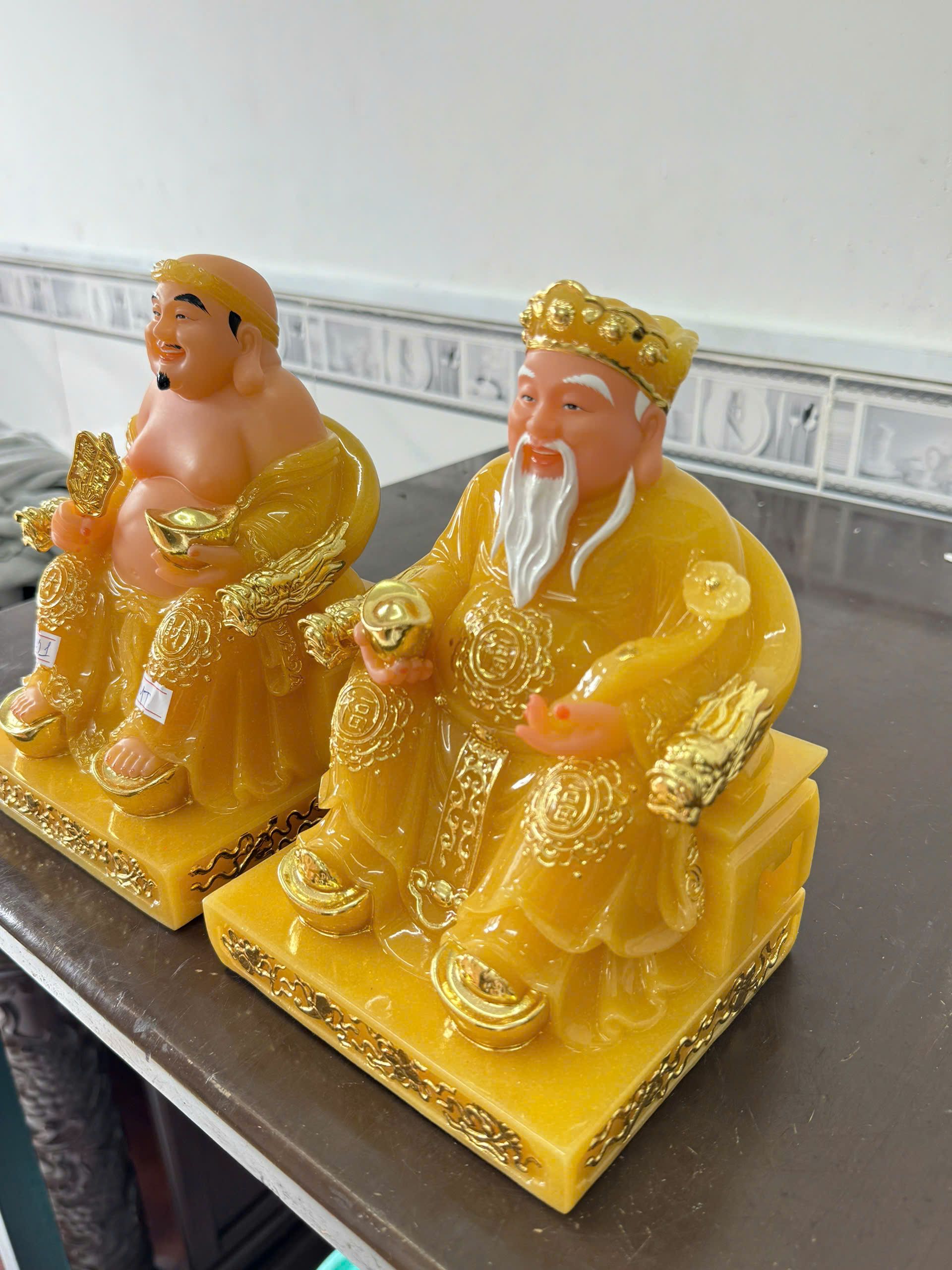 Tượng Thần Tài Ông Địa Áo Vàng Ngọc Ngồi Ngai Rồng Bột Đá - Ảnh 2