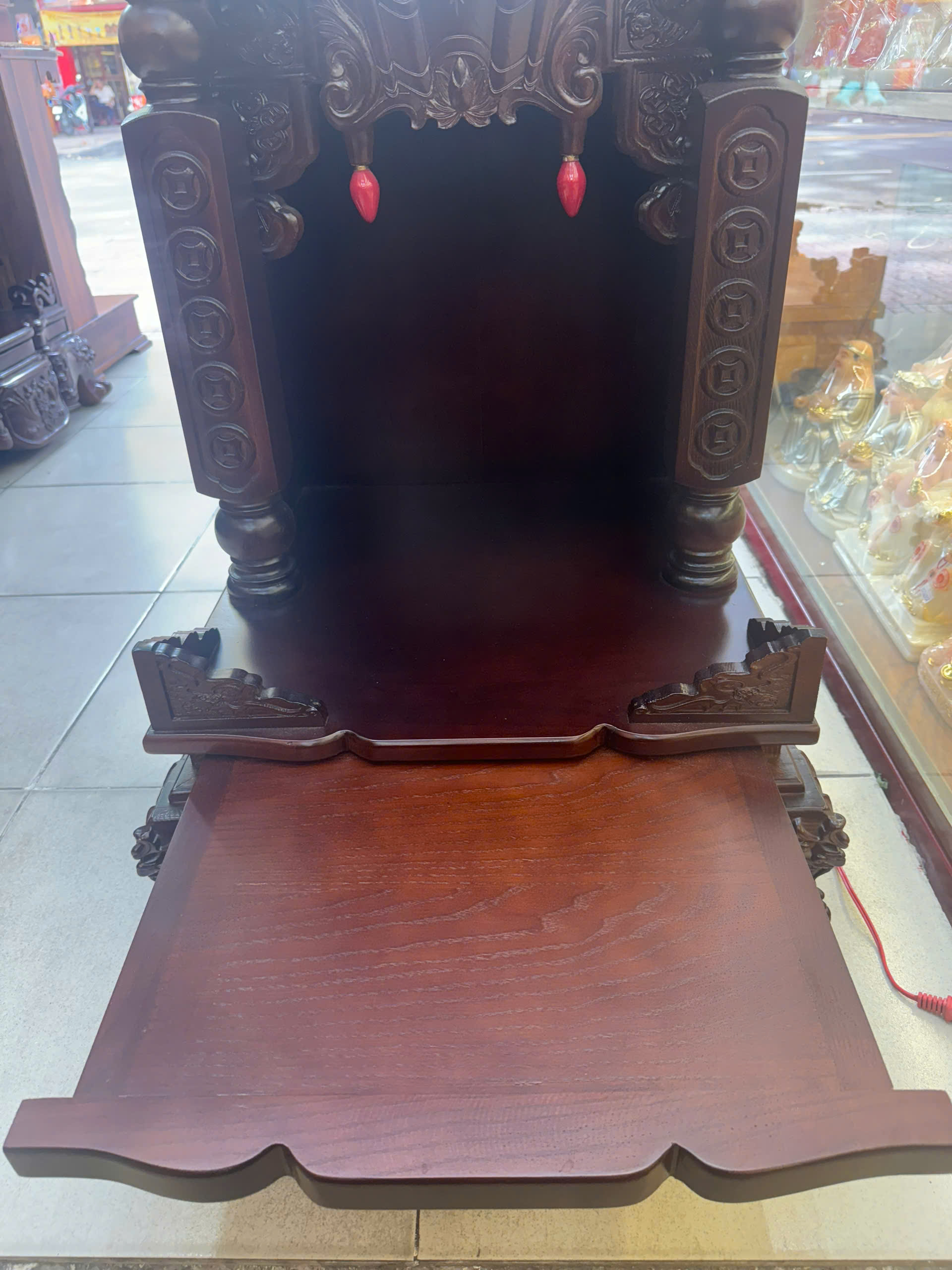 Trang Thần Tài Gỗ Muồng Cột Đồng Tiền Chân Quỳ Có Đèn - Ảnh 2