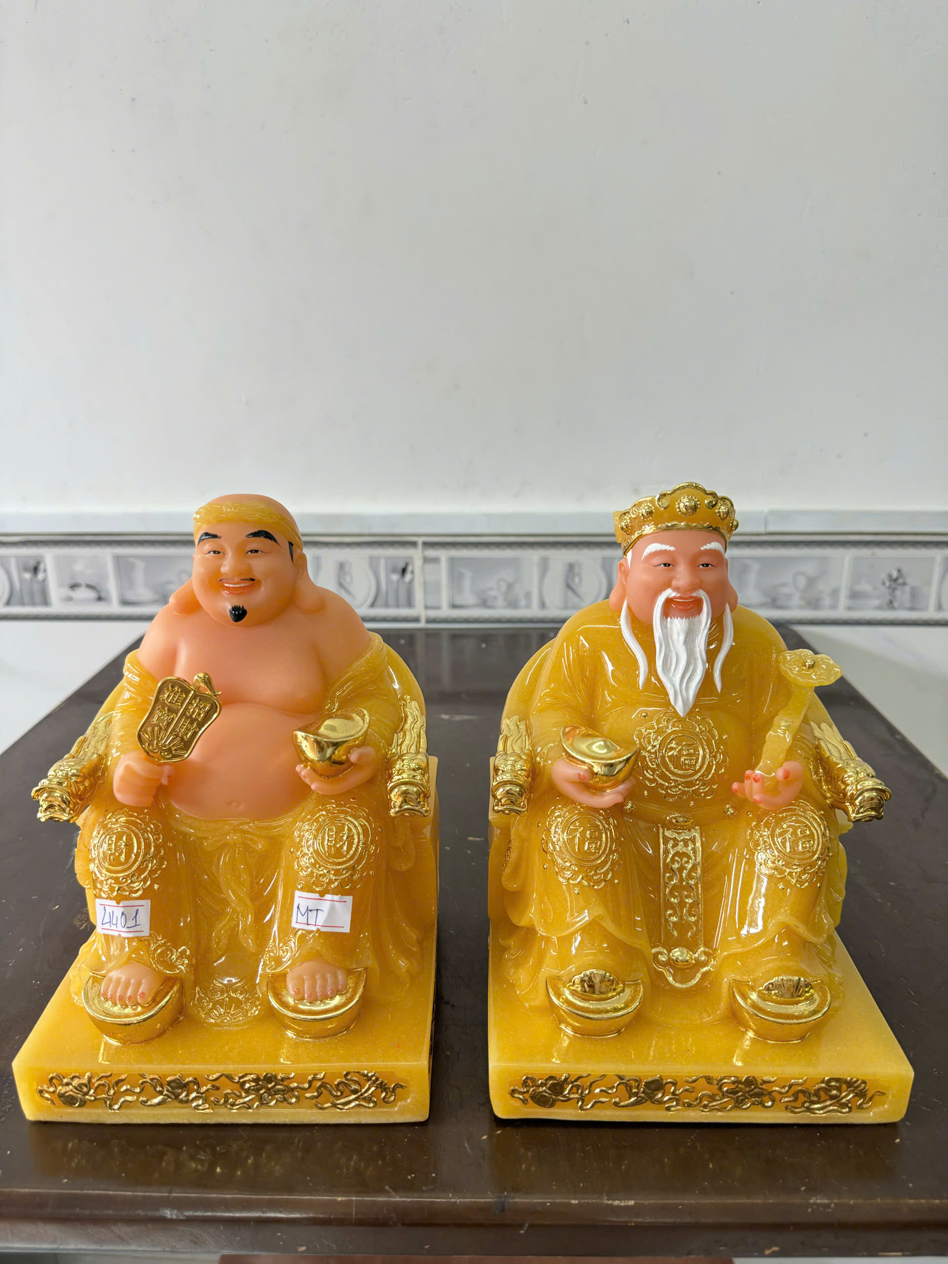 Tượng Thần Tài Ông Địa Áo Vàng Ngọc Ngồi Ngai Rồng Bột Đá