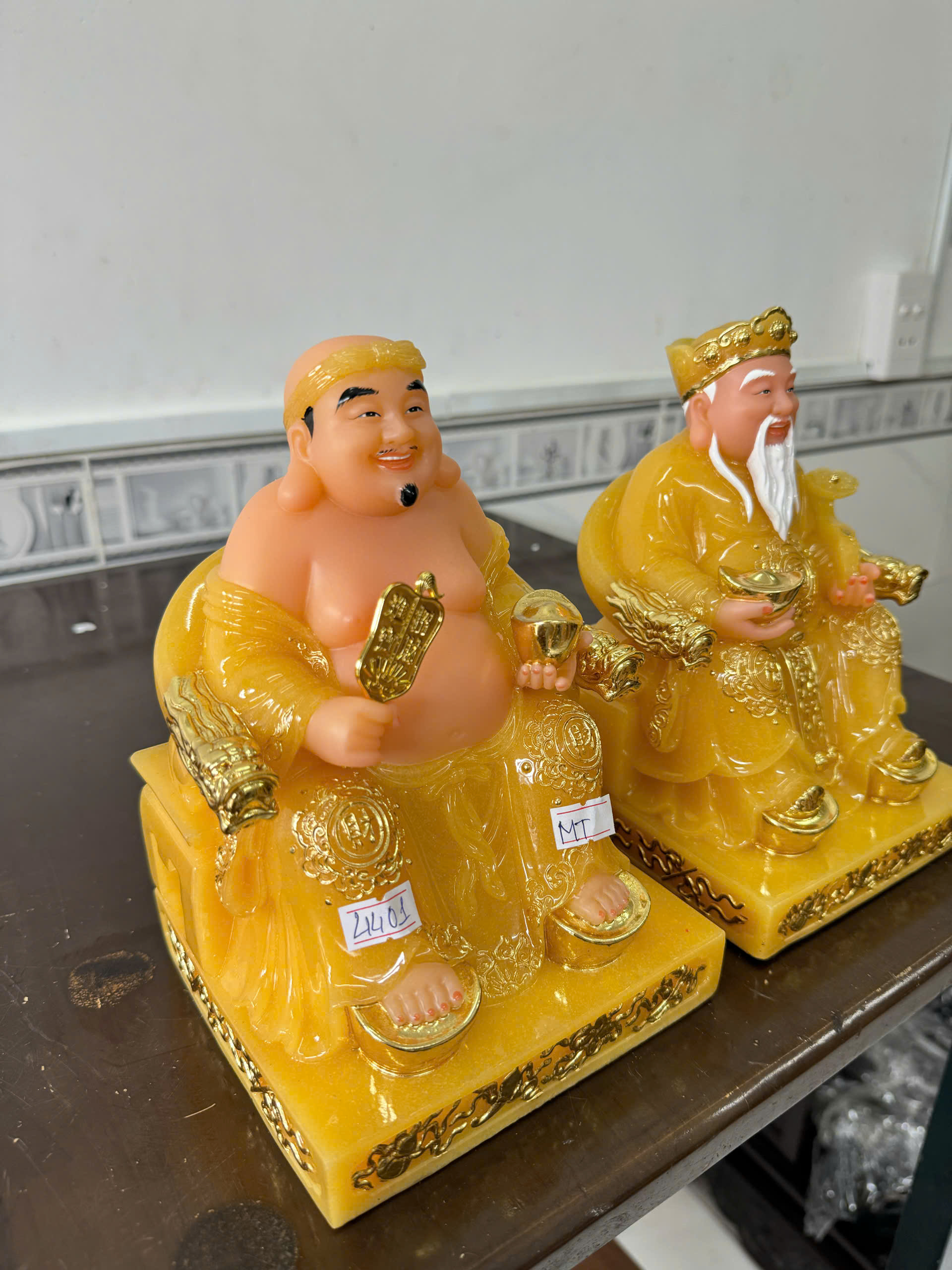 Tượng Thần Tài Ông Địa Áo Vàng Ngọc Ngồi Ngai Rồng Bột Đá - Ảnh 4