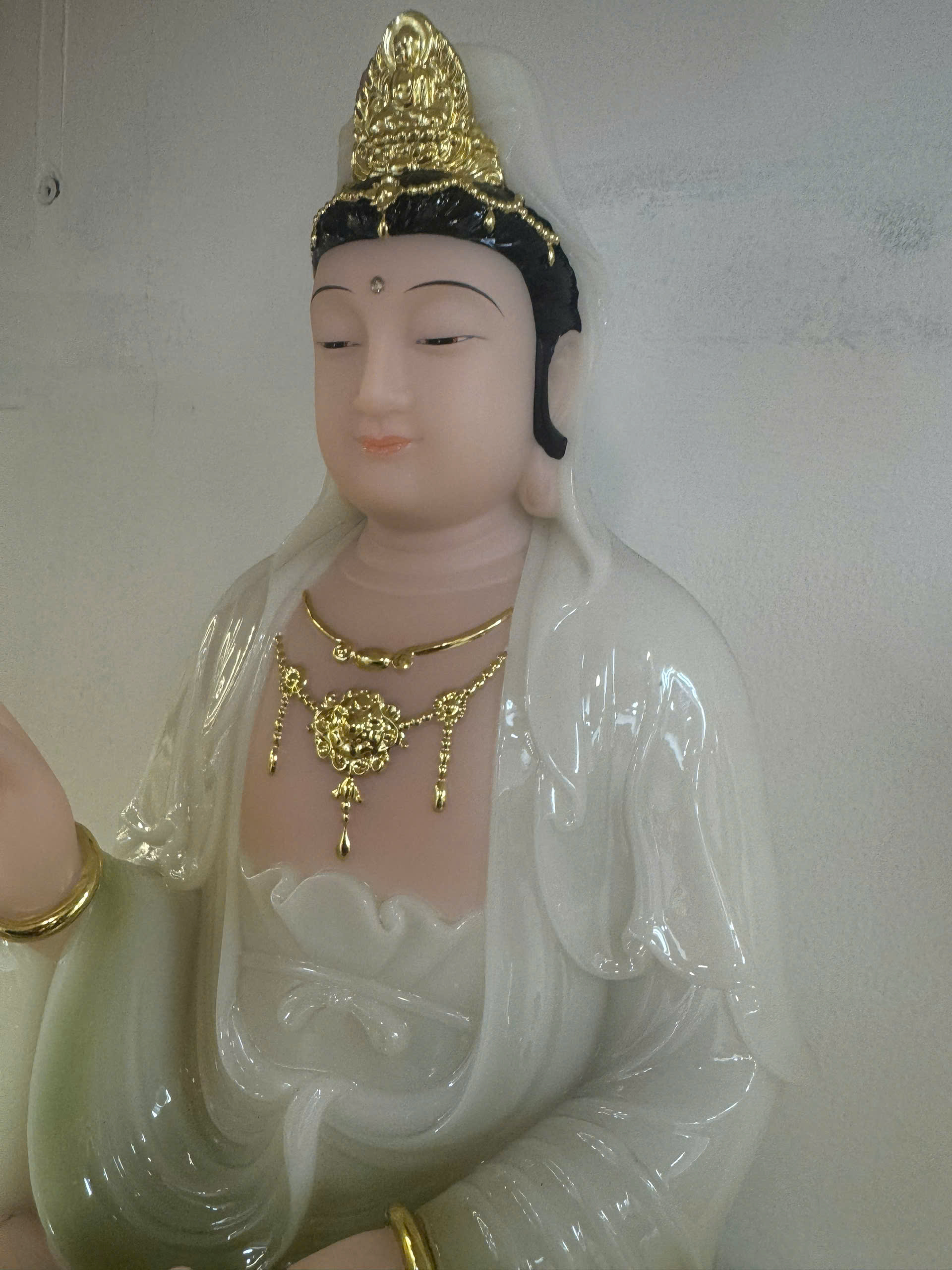 Tượng Quan Âm Bồ Tát Áo Trắng Phối Xanh Rêu Dát Vàng Ngồi Tòa Sen Bột Đá 5 tấc (50cm) - Ảnh 3