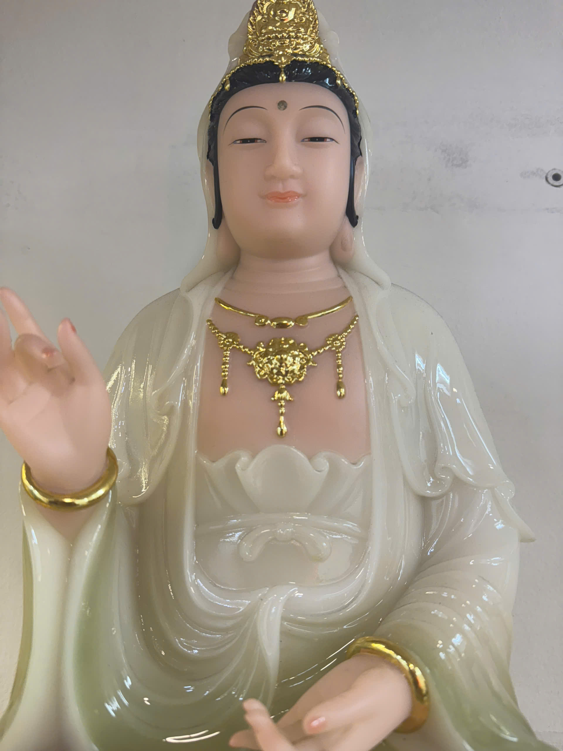 Tượng Quan Âm Bồ Tát Áo Trắng Phối Xanh Rêu Dát Vàng Ngồi Tòa Sen Bột Đá 5 tấc (50cm) - Ảnh 5