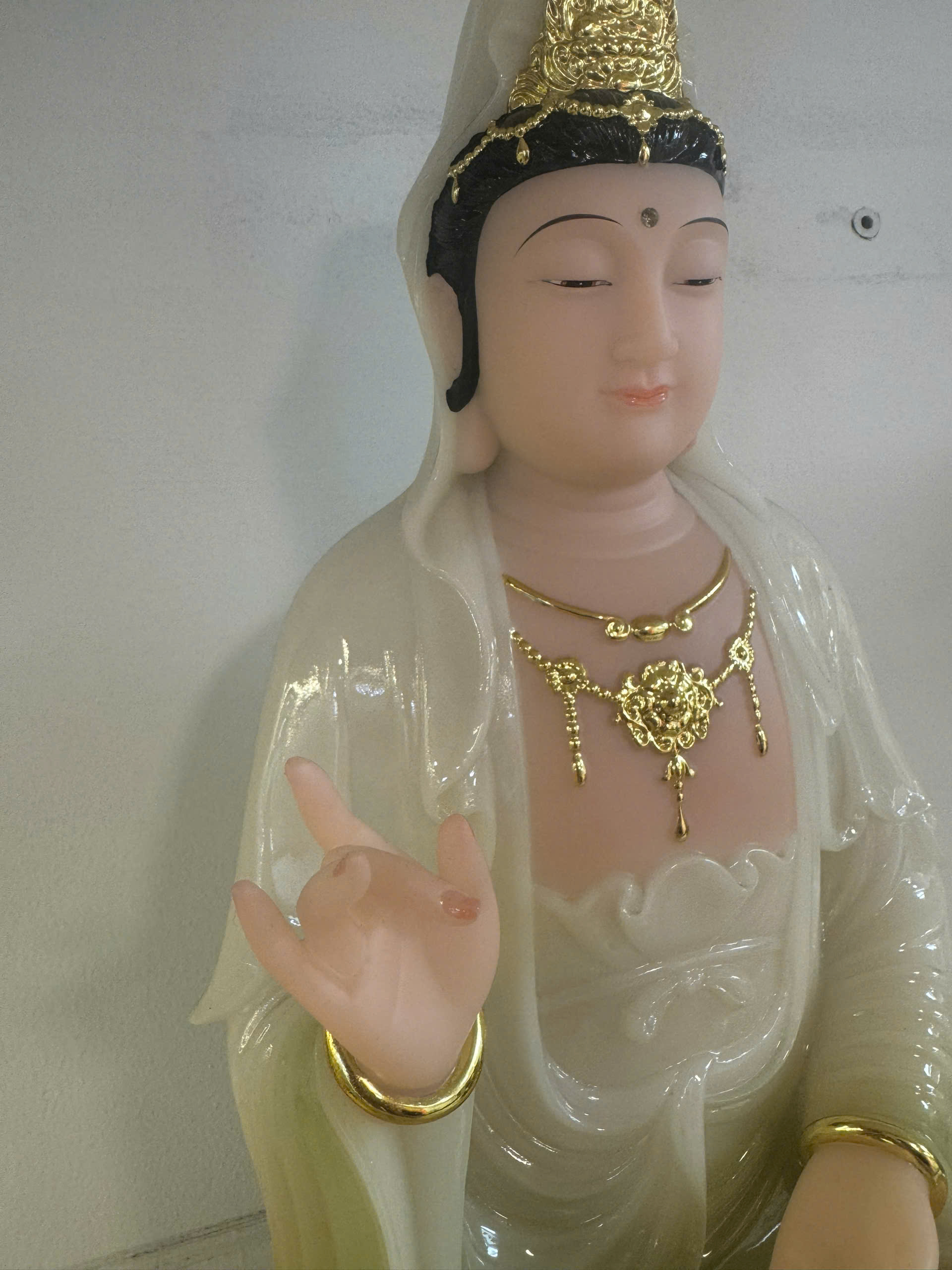 Tượng Quan Âm Bồ Tát Áo Trắng Phối Xanh Rêu Dát Vàng Ngồi Tòa Sen Bột Đá 5 tấc (50cm) - Ảnh 6