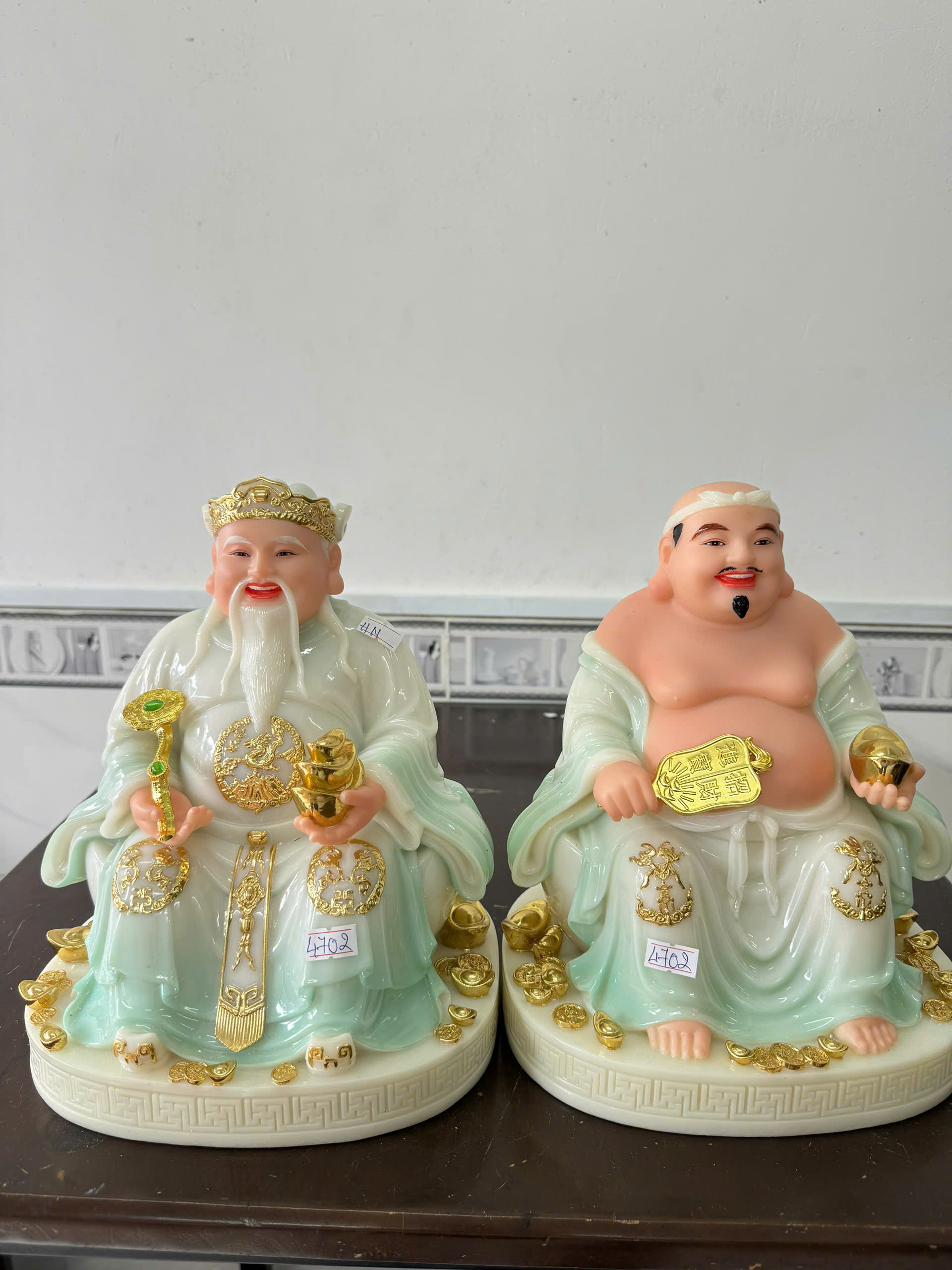 Tượng Thần Tài Ông Địa Áo Trắng Phối Xanh Ngọc Ngồi Đôn Bột Đá 8in (20cm)