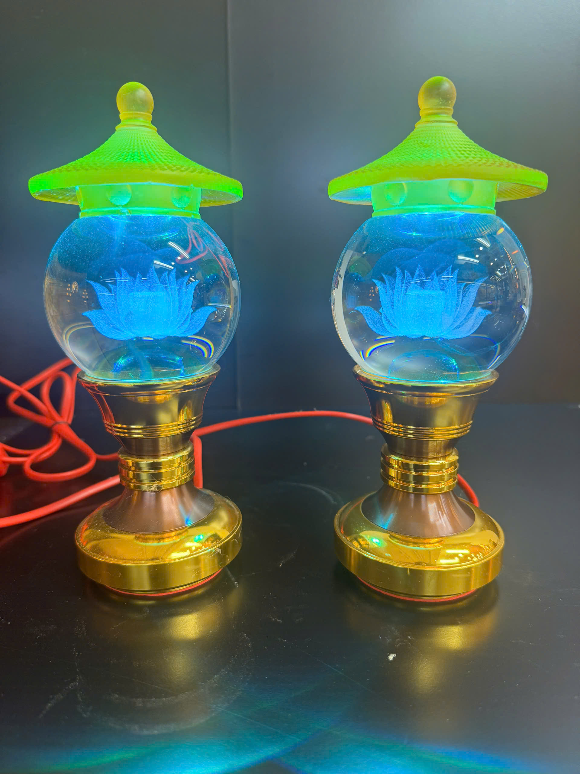 Cặp Đèn Thờ Pha Lê Mái Chùa Khắc Hoa Sen 3D Đổi Màu Chân Mạ Vàng – Cao 13 cm - Ảnh 3