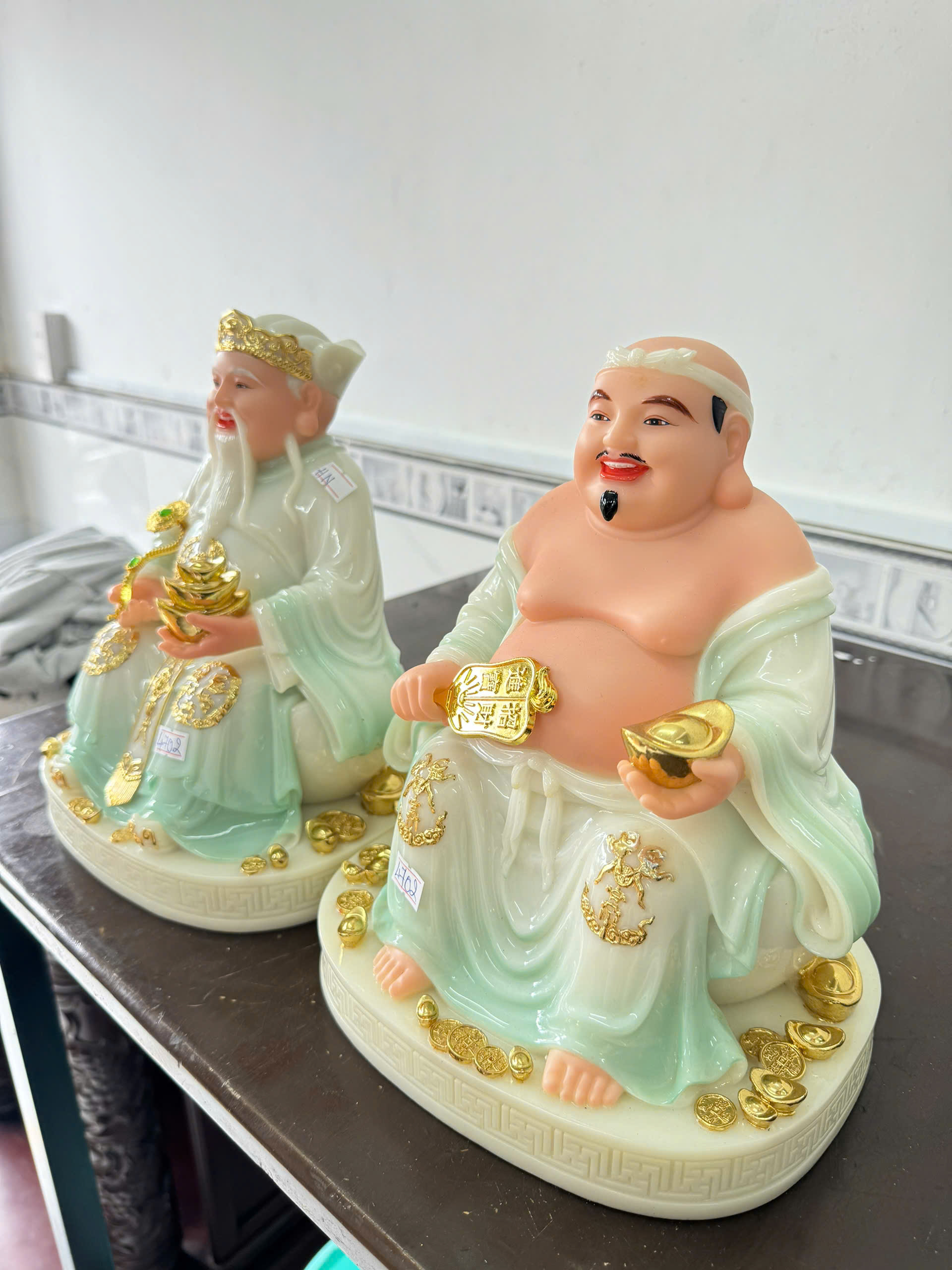 Tượng Thần Tài Ông Địa Áo Trắng Phối Xanh Ngọc Ngồi Đôn Bột Đá 8in (20cm) - Ảnh 3