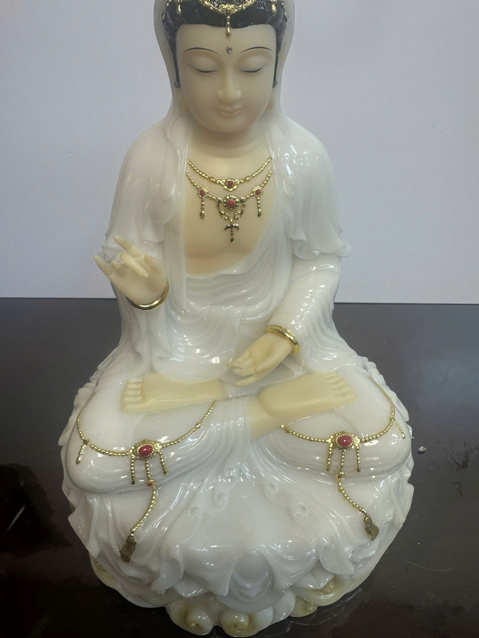 Tượng Quan Âm Bồ Tát Áo Trắng Dát Vàng Ngồi Tòa Sen Đế Mây Bột Đá - Ảnh 6