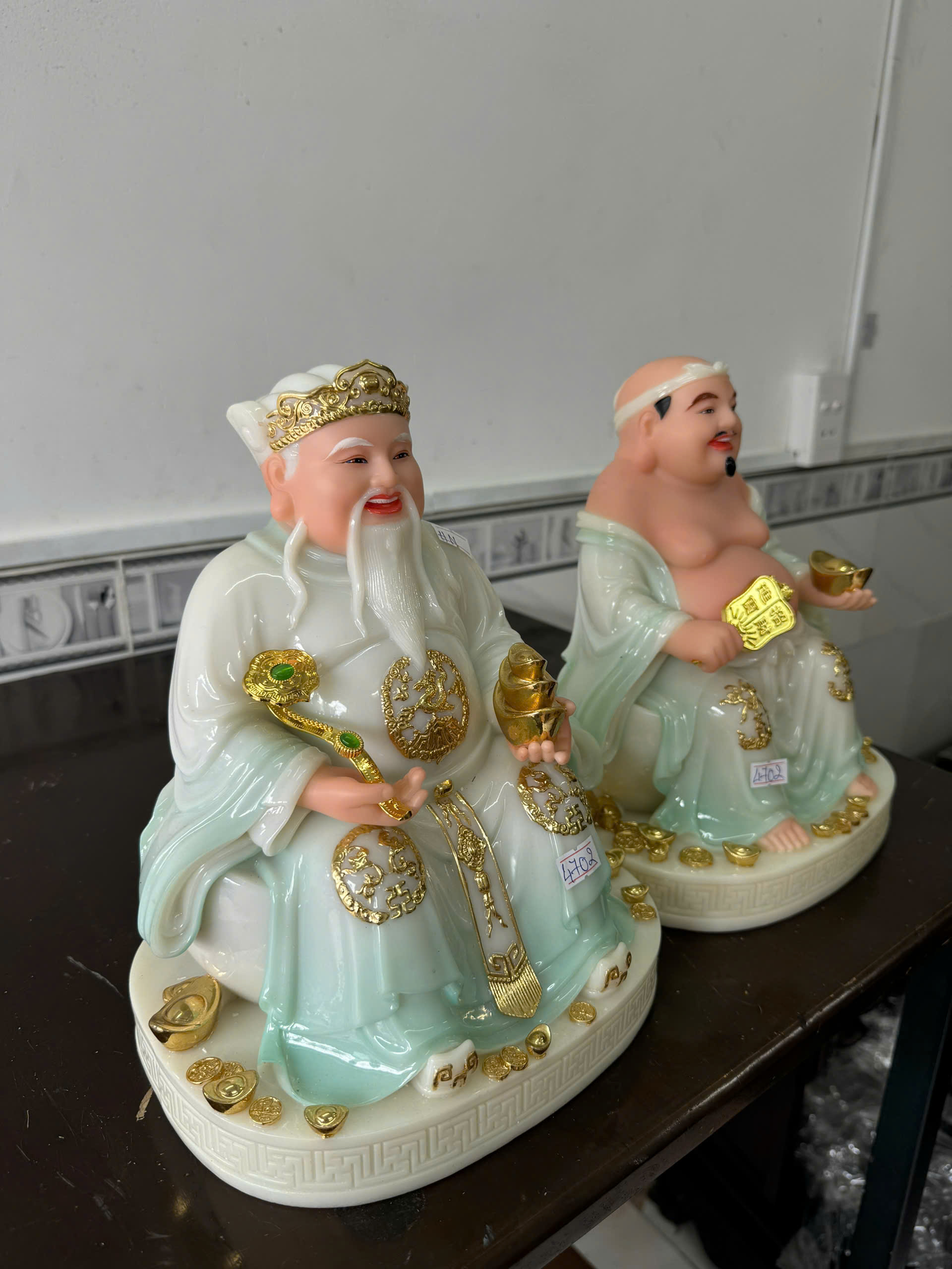 Tượng Thần Tài Ông Địa Áo Trắng Phối Xanh Ngọc Ngồi Đôn Bột Đá 8in (20cm) - Ảnh 4