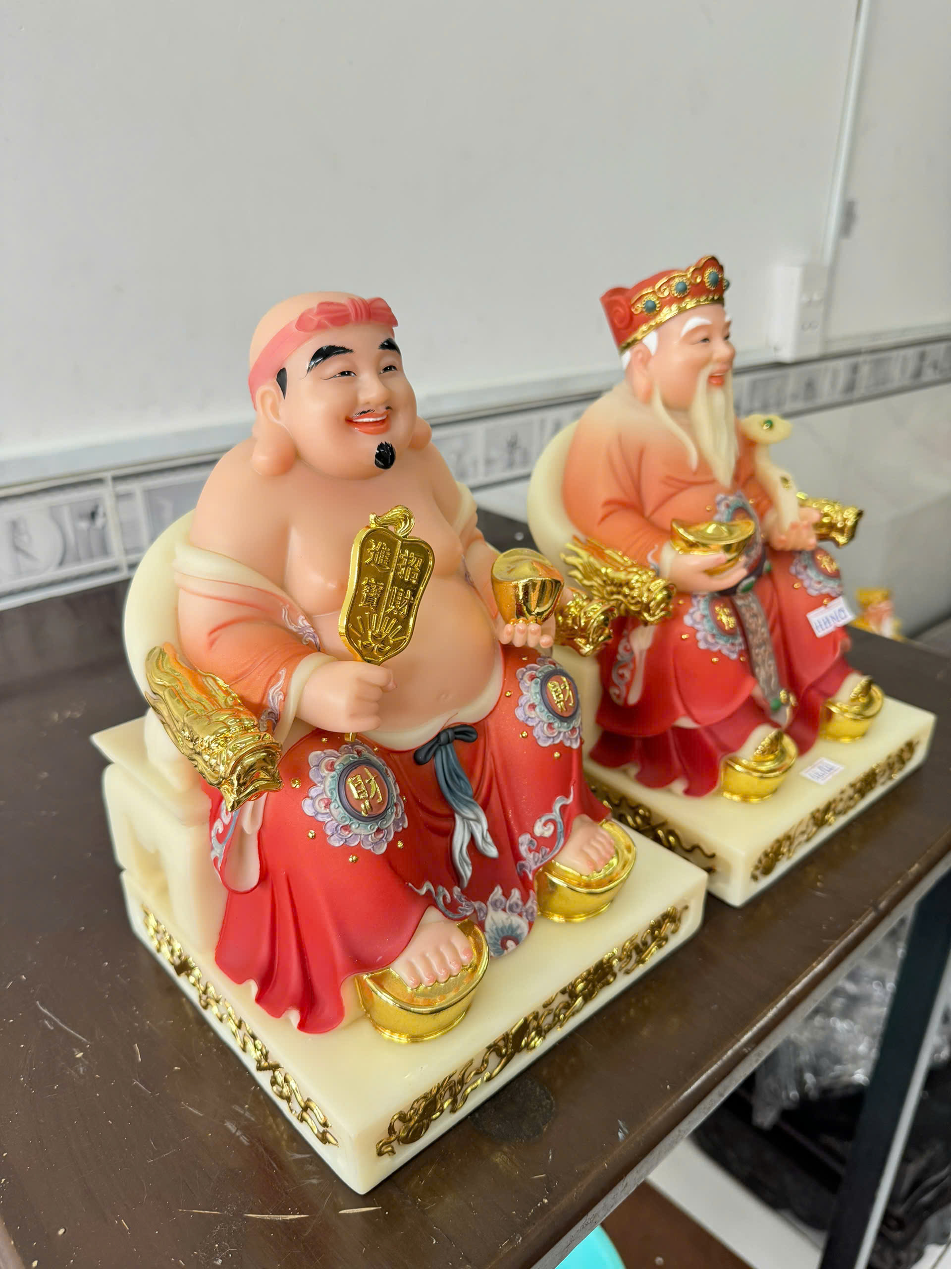 Tượng Thần Tài Ông Địa Áo Gấm Đỏ Ngồi Ngai Rồng Bột Đá 12 inch (30cm) - Ảnh 2