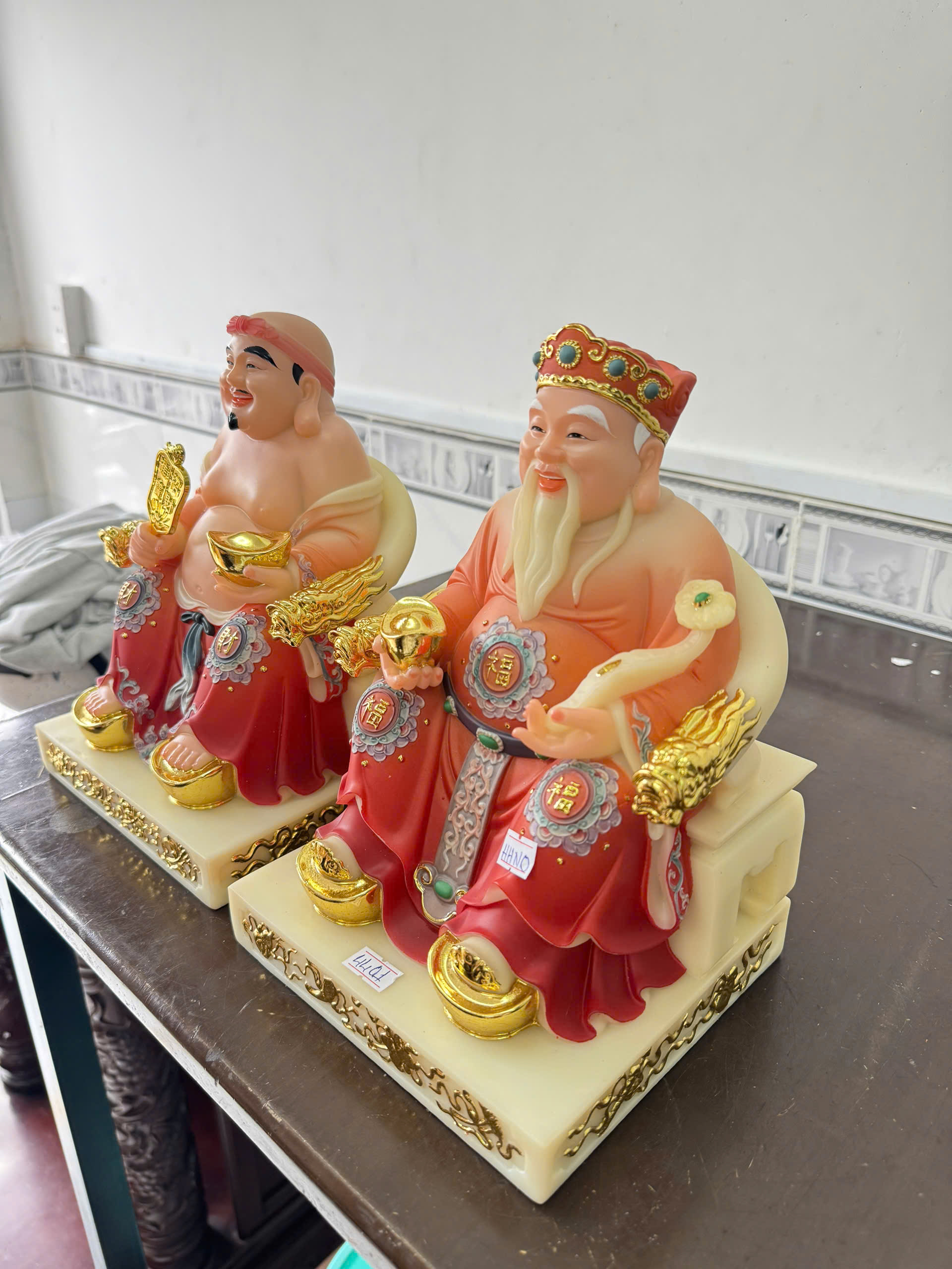 Tượng Thần Tài Ông Địa Áo Gấm Đỏ Ngồi Ngai Rồng Bột Đá 12 inch (30cm) - Ảnh 3