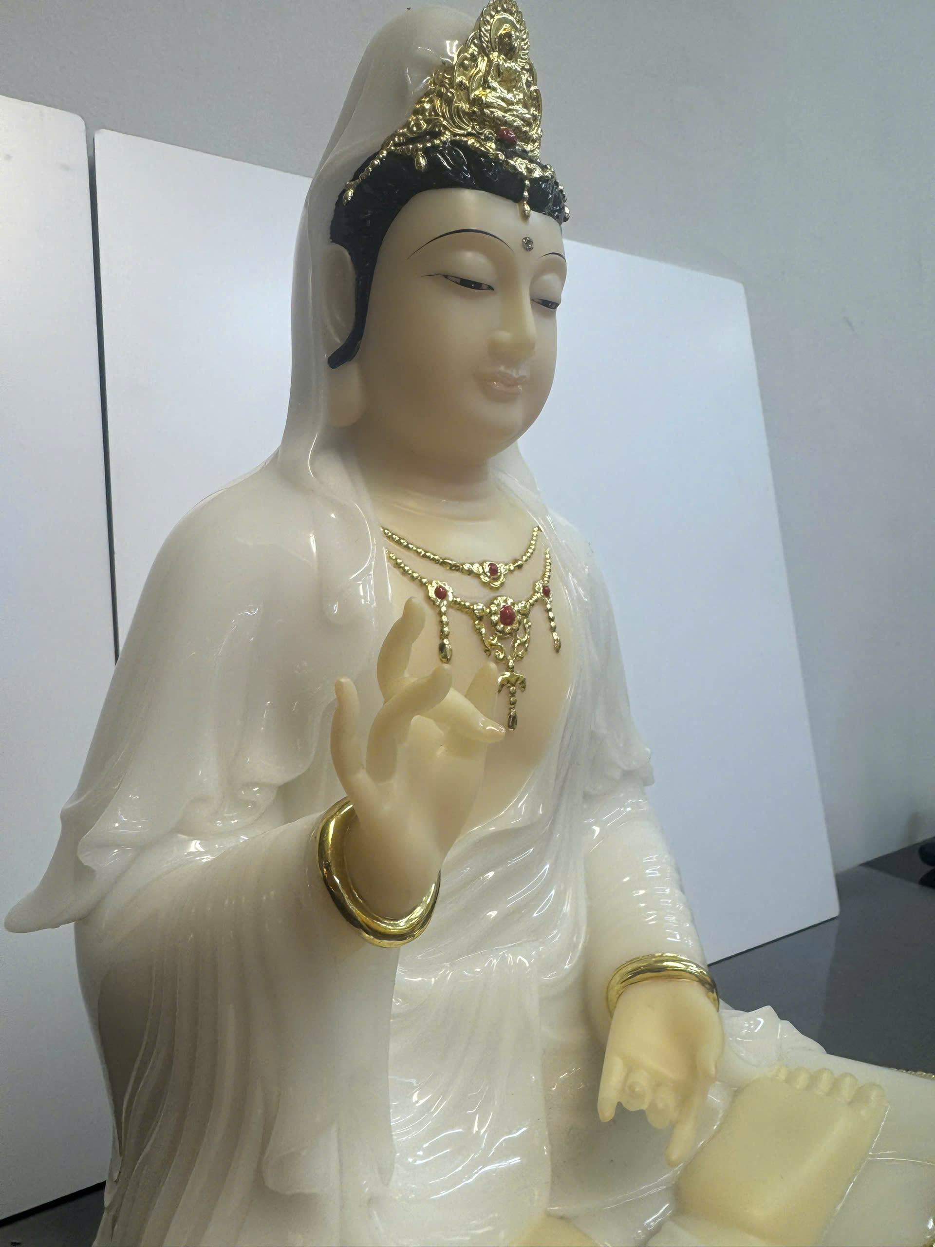 Tượng Quan Âm Bồ Tát Áo Trắng Dát Vàng Ngồi Tòa Sen Đế Mây Bột Đá - Ảnh 2