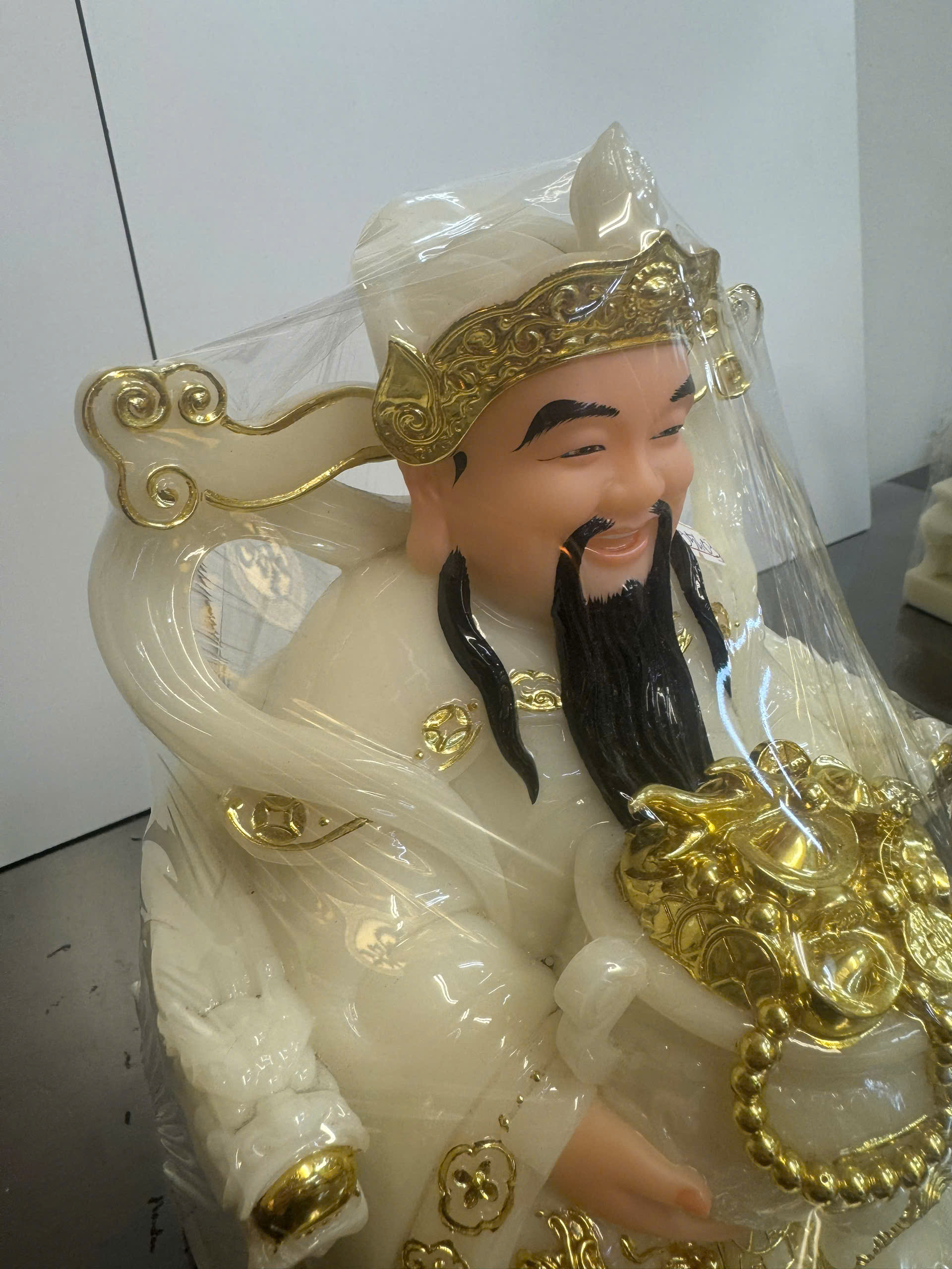 Thần Tài Trắng Ngọc Dát Vàng Ôm Vàng Thỏi Ngồi Ngai Bột Đá 12in (30cm) - Ảnh 4