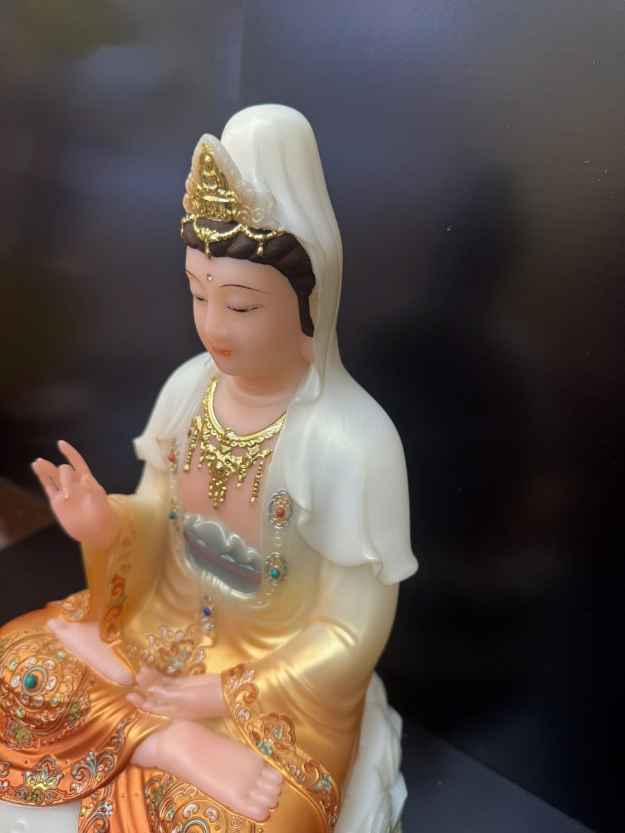 Tượng Quan Âm Bồ Tát áo cam ánh kim tòa sen bạc – góc nghiêng phải