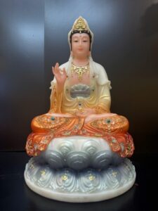 Tượng Quan Âm Bồ Tát áo cam ánh kim tòa sen bạc – góc nghiêng trái