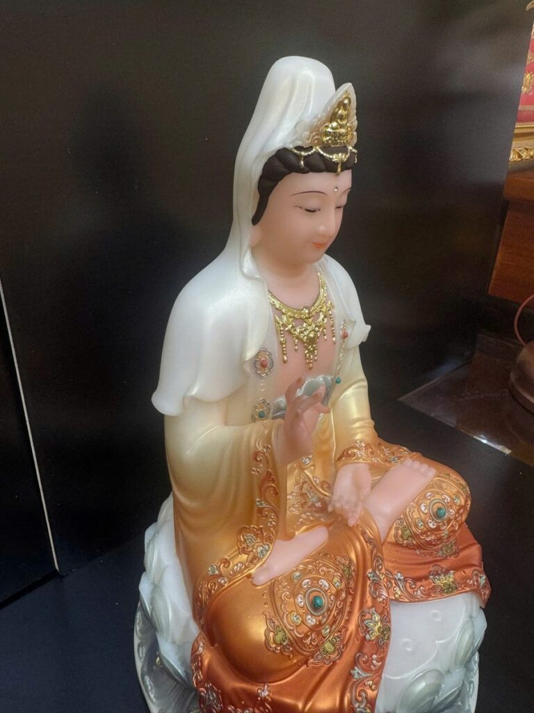 Tượng Quan Âm Bồ Tát áo cam ánh kim tòa sen bạc – toàn thân