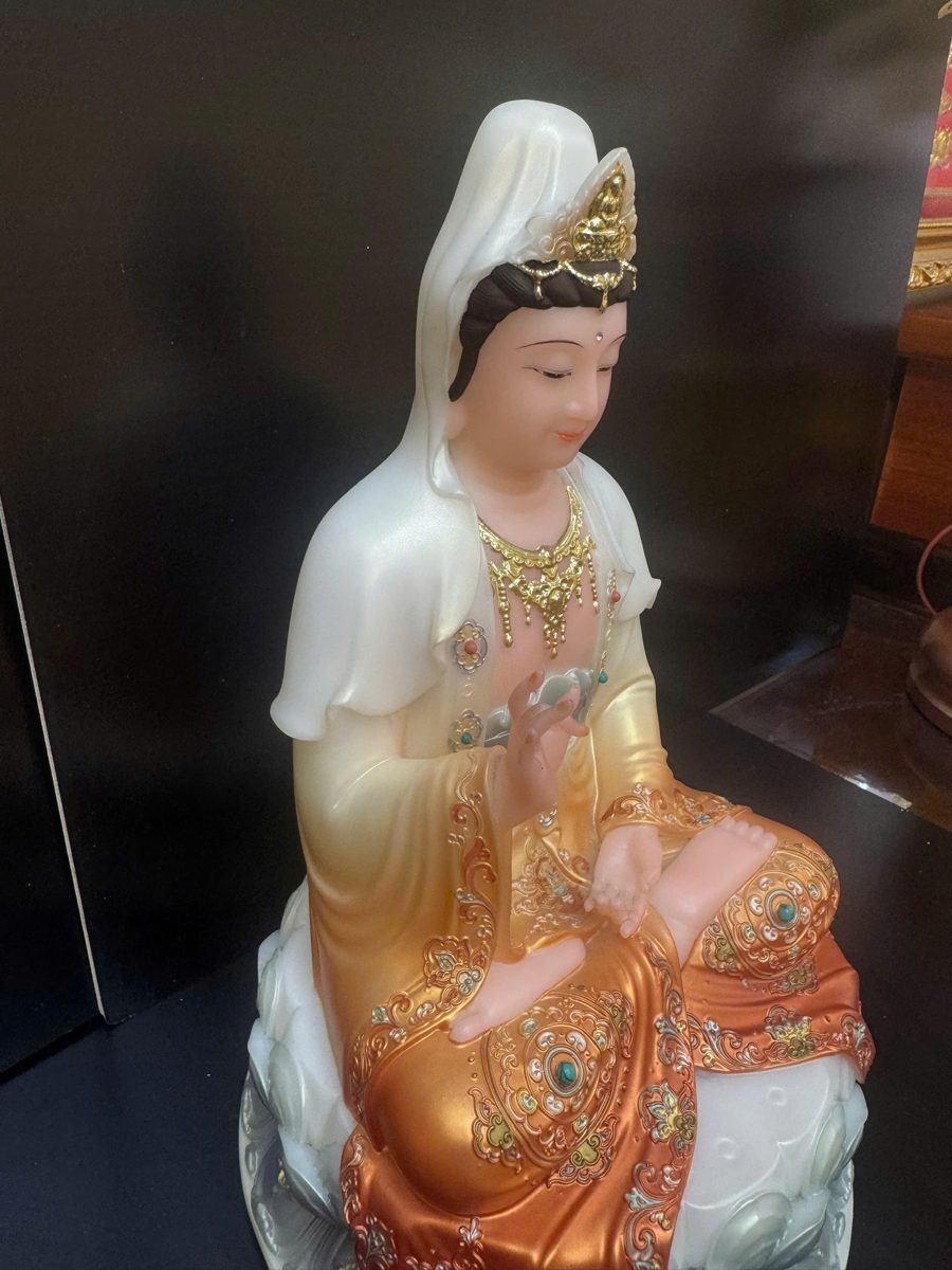 Tượng Quan Âm Bồ Tát áo cam ánh kim tòa sen bạc – toàn thân