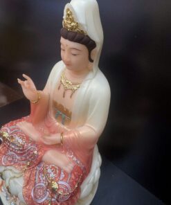 Tượng Quan Âm Bồ Tát áo gấm đỏ ngồi tòa sen bột đá – góc nghiêng phải