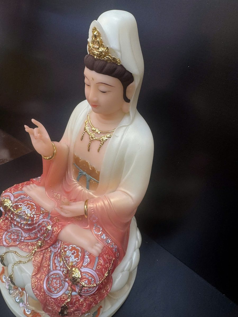 Tượng Quan Âm Bồ Tát áo gấm đỏ ngồi tòa sen bột đá – góc nghiêng phải