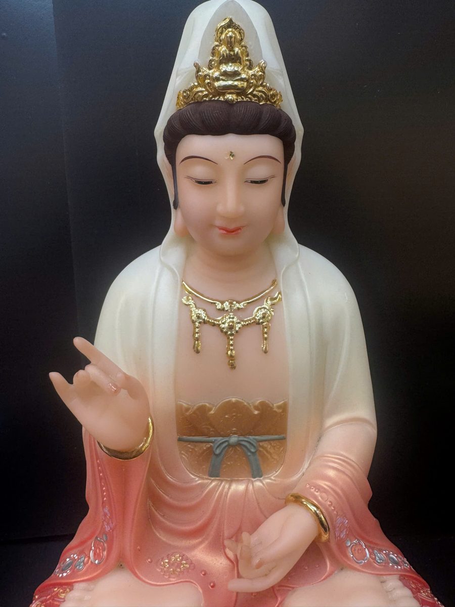 Tượng Quan Âm Bồ Tát áo gấm đỏ ngồi tòa sen bột đá – gương mặt hiền từ