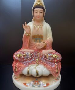 Tượng Quan Âm Bồ Tát áo gấm đỏ ngồi tòa sen bột đá – toàn thân