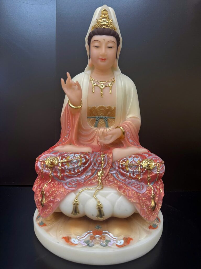 Tượng Quan Âm Bồ Tát áo gấm đỏ ngồi tòa sen bột đá – toàn thân