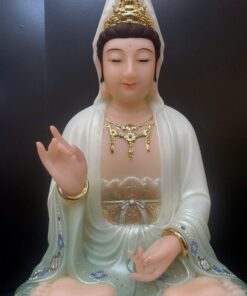 Tượng Quan Âm Bồ Tát áo gấm xanh ngồi tòa sen – cận cảnh chính diện