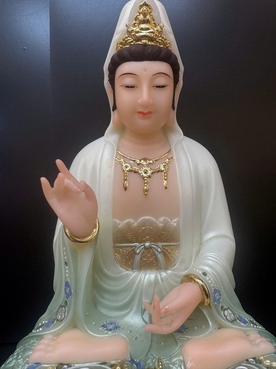 Tượng Quan Âm Bồ Tát áo gấm xanh ngồi tòa sen – cận cảnh chính diện