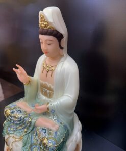 Tượng Quan Âm Bồ Tát áo gấm xanh ngồi tòa sen – góc nghiêng trái