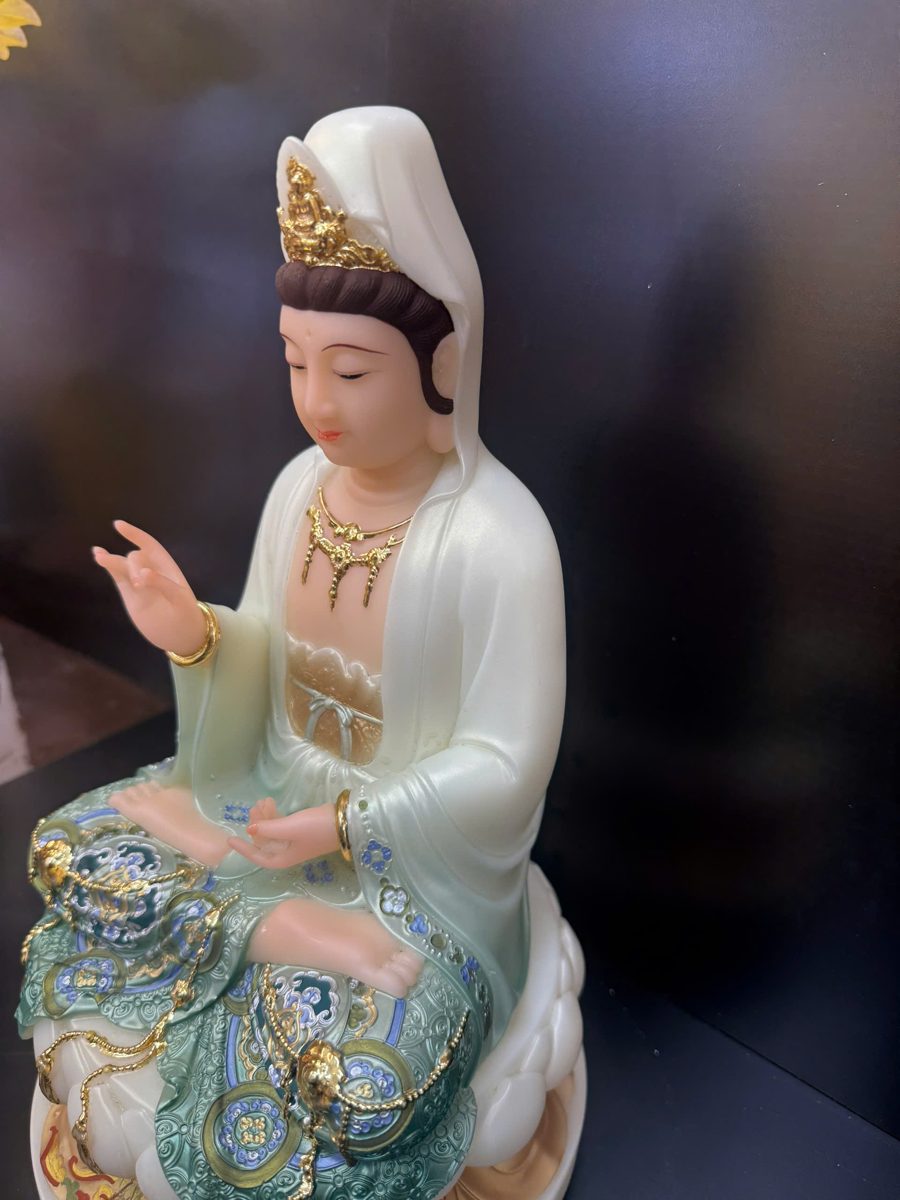 Tượng Quan Âm Bồ Tát áo gấm xanh ngồi tòa sen – góc nghiêng trái