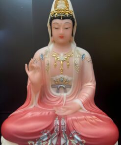 Tượng Quan Âm Bồ Tát áo hồng san hô ngồi tòa sen – cận cảnh chính diện