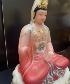 Tượng Quan Âm Bồ Tát áo hồng san hô ngồi tòa sen – góc nghiêng phải