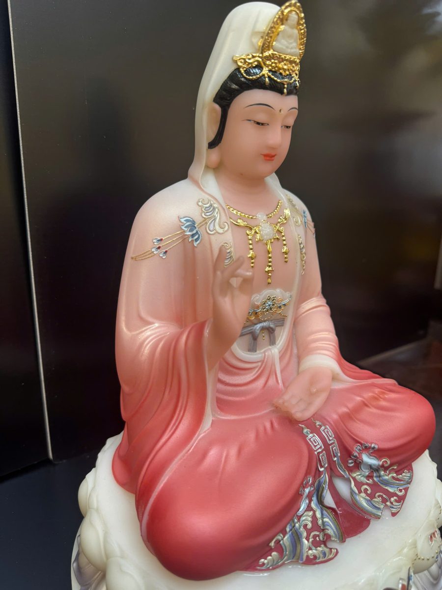Tượng Quan Âm Bồ Tát áo hồng san hô ngồi tòa sen – góc nghiêng phải