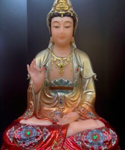 Tượng Quan Âm Bồ Tát áo ngũ sắc tòa sen dát vàng – cận cảnh chính diện