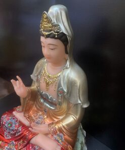Tượng Quan Âm Bồ Tát áo ngũ sắc tòa sen dát vàng – góc nghiêng trái