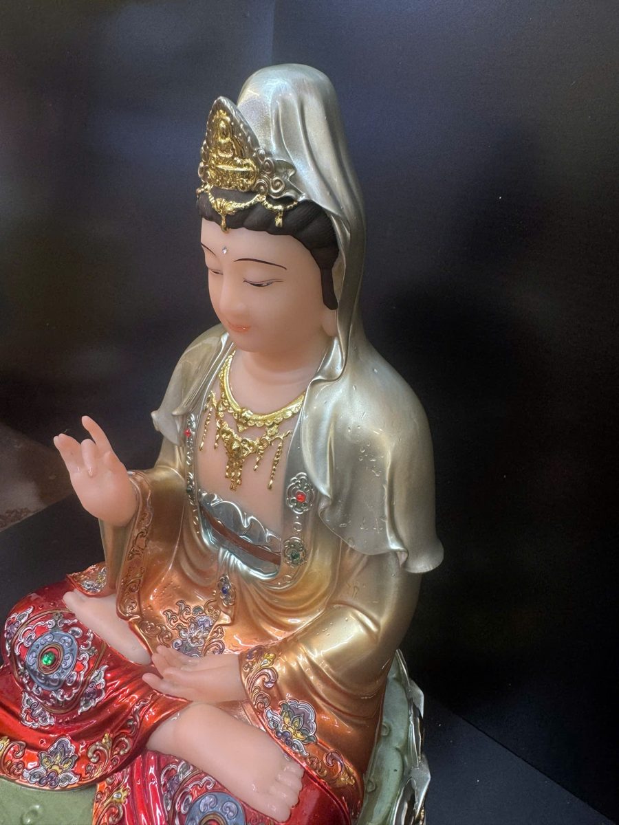 Tượng Quan Âm Bồ Tát áo ngũ sắc tòa sen dát vàng – góc nghiêng trái