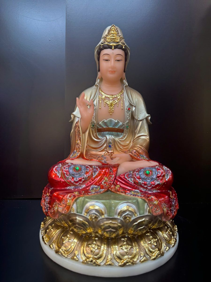 Tượng Quan Âm Bồ Tát áo ngũ sắc tòa sen dát vàng – toàn thân