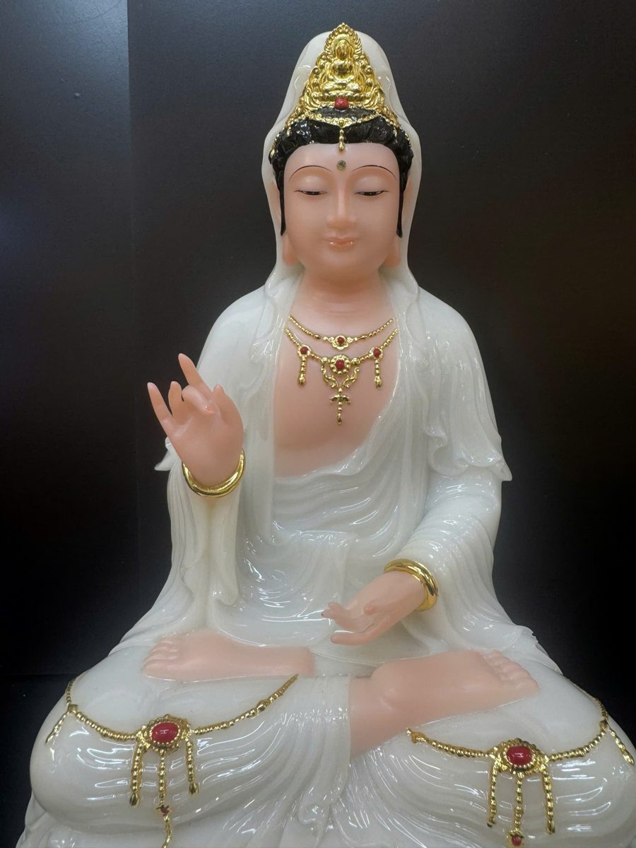 Tượng Quan Âm Bồ Tát áo trắng ngọc ngồi tòa sen – cận cảnh chính diện