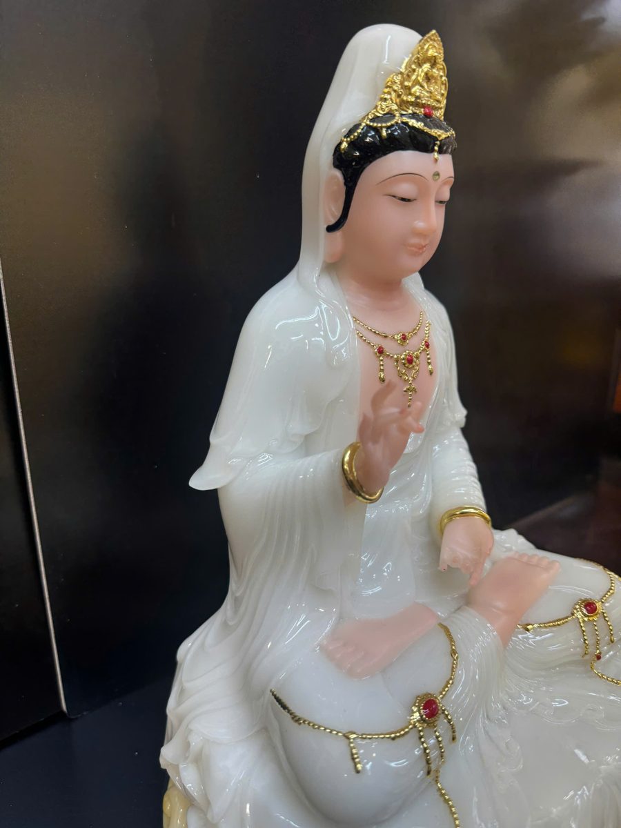 Tượng Quan Âm Bồ Tát áo trắng ngọc ngồi tòa sen – góc nghiêng phải
