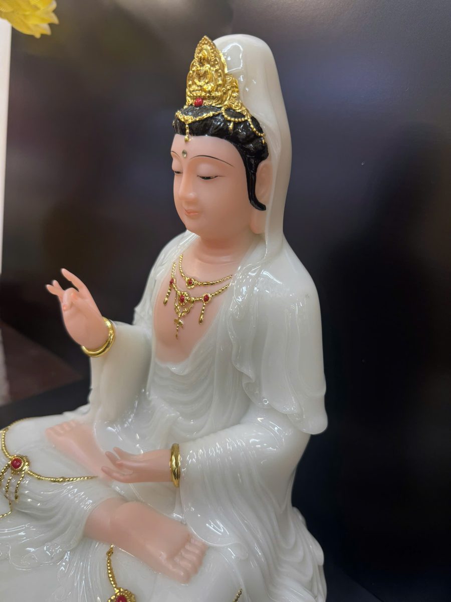 Tượng Quan Âm Bồ Tát áo trắng ngọc ngồi tòa sen – góc nghiêng trái