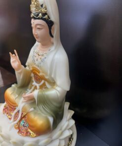Tượng Quan Âm Bồ Tát áo vàng cam ngồi tòa sen trắng – góc nghiêng trái