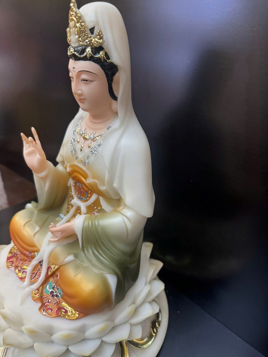 Tượng Quan Âm Bồ Tát áo vàng cam ngồi tòa sen trắng – góc nghiêng trái