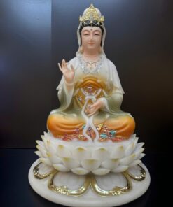 Tượng Quan Âm Bồ Tát áo vàng cam ngồi tòa sen trắng – toàn thân