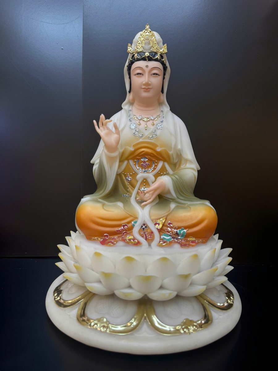 Tượng Quan Âm Bồ Tát áo vàng cam ngồi tòa sen trắng – toàn thân