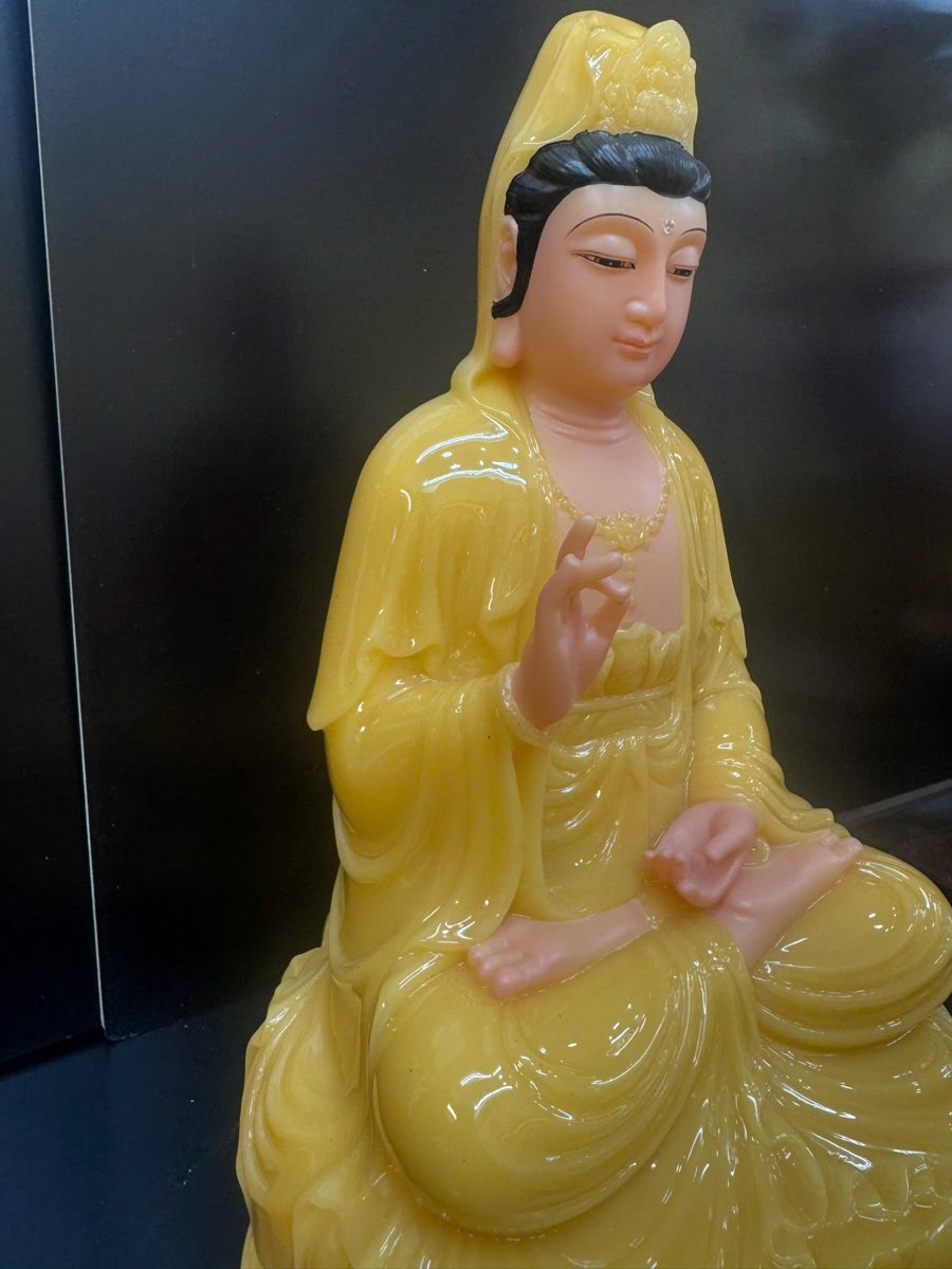 Tượng Quan Âm Bồ Tát áo vàng ngọc ngồi tòa sen – góc nghiêng phải