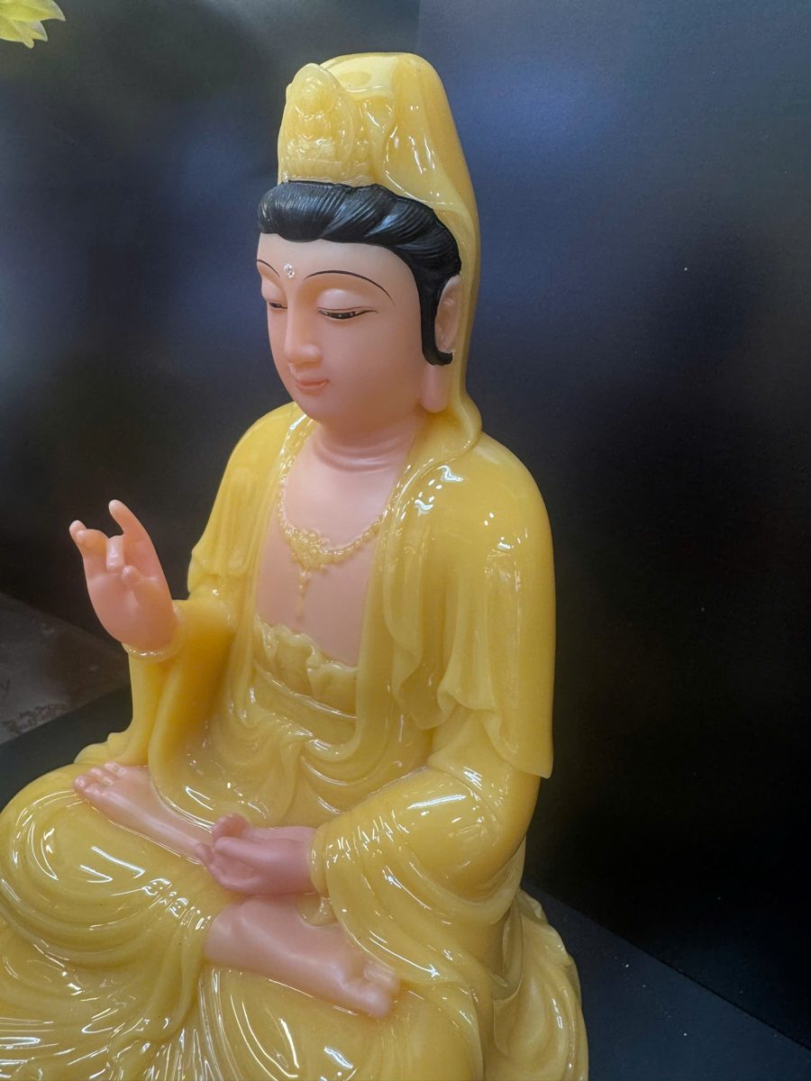 Tượng Quan Âm Bồ Tát áo vàng ngọc ngồi tòa sen – góc nghiêng trái